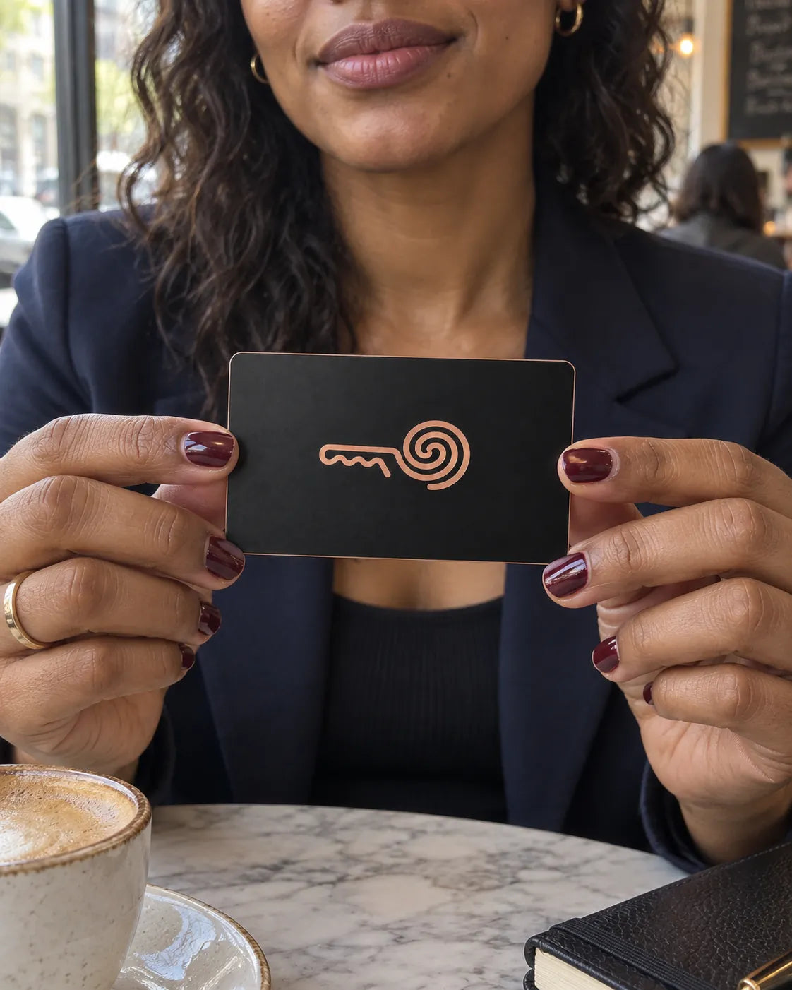 Žena v kavárně ukazuje svou MI8OS Card